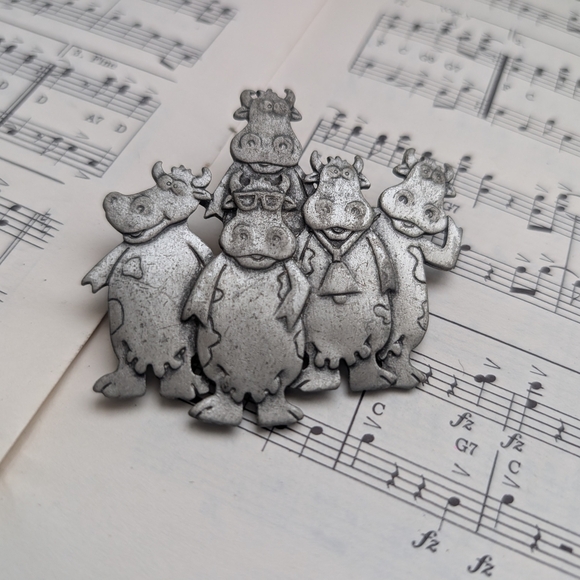 Silver Cow Brooch - Picture 2 of 8